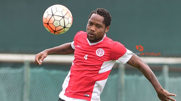 ANTALYASPOR'DA 4 FUTBOLCUNUN SÖZLEŞMESİ SONA ERİYOR