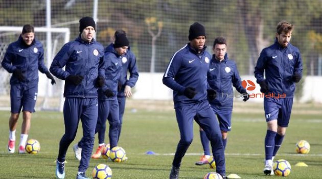 Antalyaspor'da Eto'o ve yeni transfer Hakan takımla çalıştı