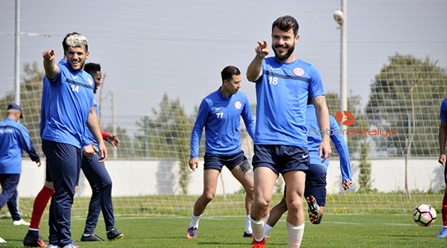 ANTALYASPOR'DA NEŞELİ ANTRENMAN