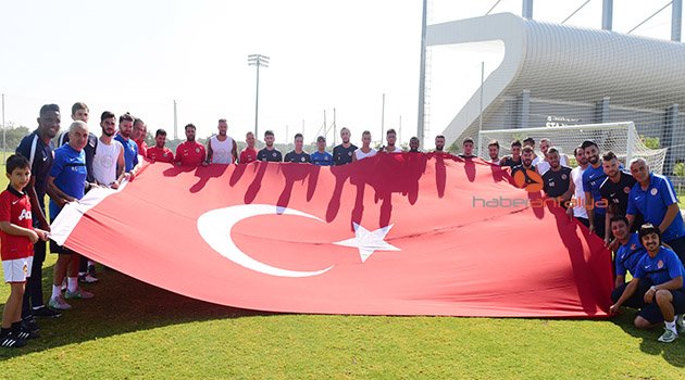 Antalyaspor'dan Zafer Bayramı'na bayraklı kutlama
