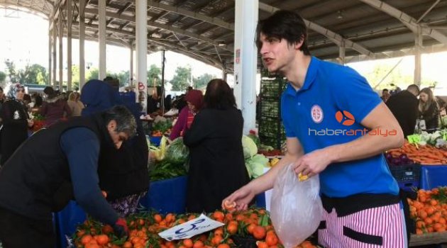 Antalyasporlu basketçiler, mandalina ve simit satarak taraftarları tribüne çağırdı
