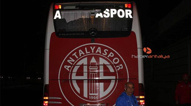 Antalyasporlu oyuncuları taşıyan otobüs taşlı saldırıya uğradı