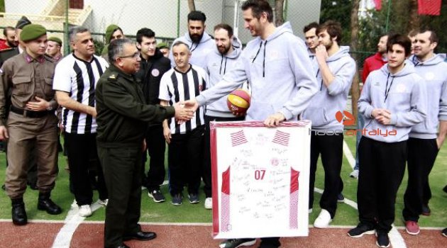 Antalyaspor'un devlerinden askerlere ziyaret