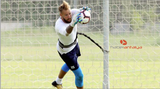 Antalyaspor'un kalecisi Boffin trafik kazası geçirdi