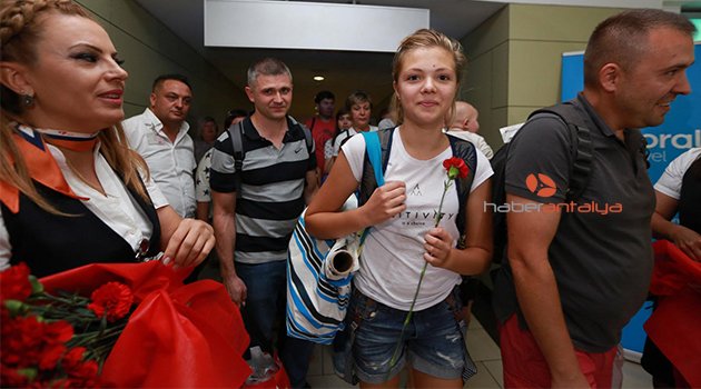 ANTALYA'YA 12 GÜNDE 30 BİN RUS TURİST GELDİ
