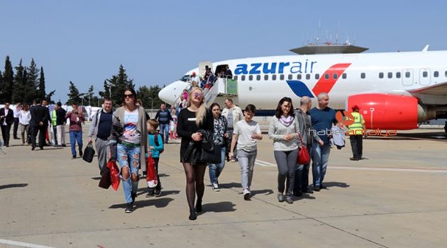 Antalya'ya denizden ve havadan turist yağdı