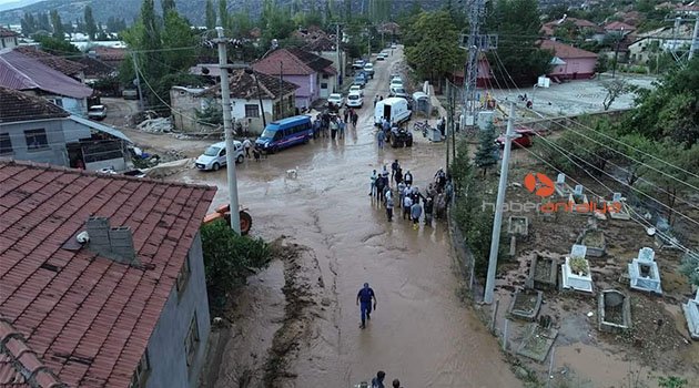 Antalya'yı sel aldı, üretici perişan oldu