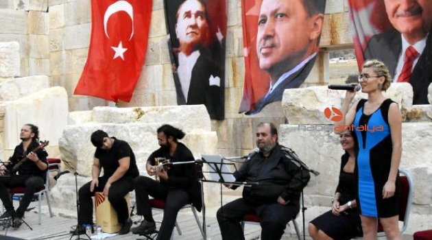 Antik meclis ezgilerle çınladı
