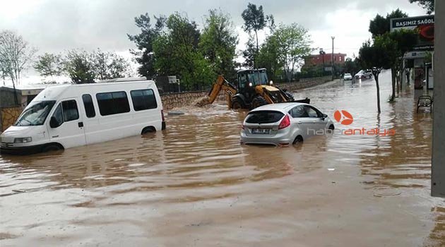 Araçlar su dolu yollarda kaldı