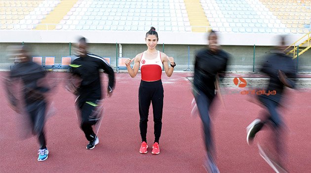 Arkadaş şakasıyla başladığı atletizmde tarih yazıyor