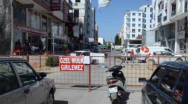 Arsasının geçtiği caddeleri bariyerle kapattı