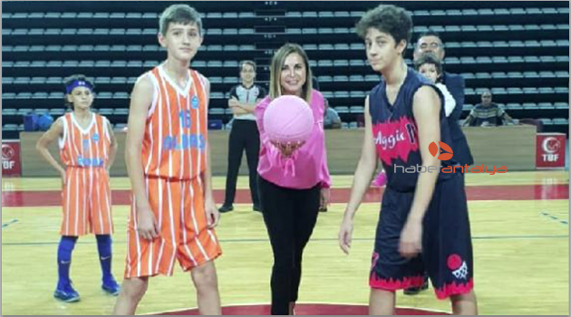 ASAT'lı basketbolcular sahaya pembe topla çıktı