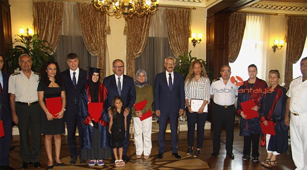 Aşçı yardımcılığı kursundan mezun olan kadınlara sertifika verildi
