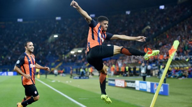 Aşırı milliyetçi gruplar otobüsü durdurdu, futbolcuları tehdit etti!
