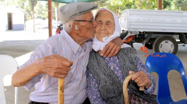 Asırlık çiftin 75 yıllık örnek aşkı