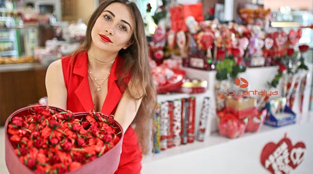 Aşk çikolataları vitrinde