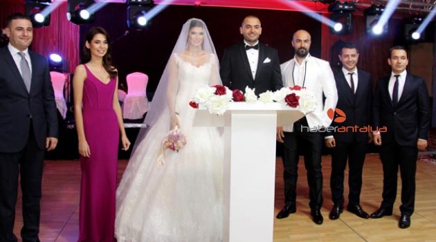 AŞKLARINI TAÇLANDIRDILAR