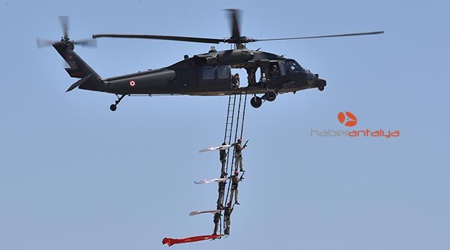 'ATAK' helikopterinin gösterisi nefes kesti