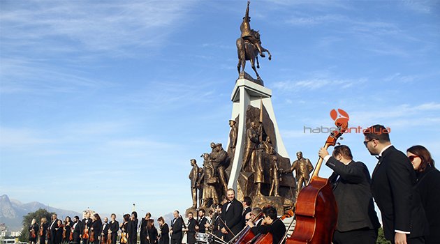Atatürk Anıtı önünde senfonili anma töreni