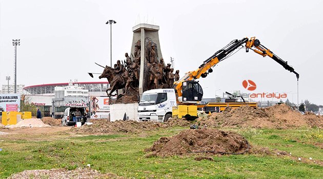 ATATÜRK ANITI YENİ YERİNE KONULUYOR