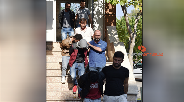 Atatürk büstünü söküp, kırmaya çalışırken yakalandılar