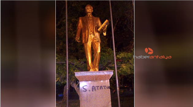 Atatürk heykeline sprey boyalı saldırı