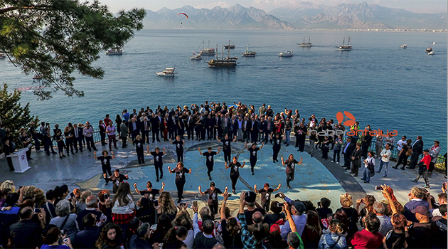 Ata'ya saygı yürüyüşüne Zeybek oynayan kadınlar damga vurdu