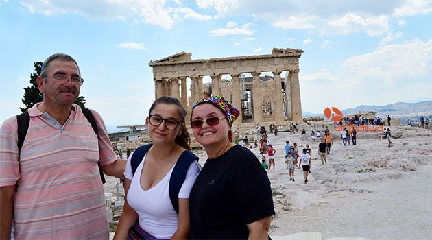 Atina'daki yangın felaketinden 'bacaktaki ağrı' sayesinde kurtuldular