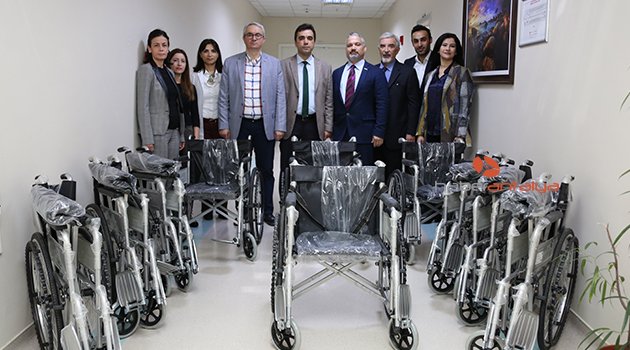 AÜ’DEN TEKERLEKLİ SANDALYE BAĞIŞI