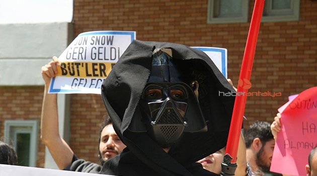   AÜ'DE 'DARTH VADER'Lİ BÜTÜNLEME EYLEMİ