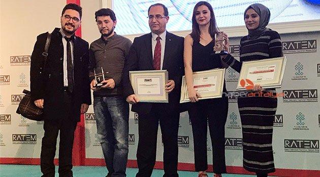 AÜ'lü öğrenciler ödüllerle döndü