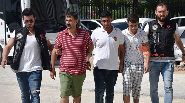 Ayakkabılarına bile esrar saklamışlar