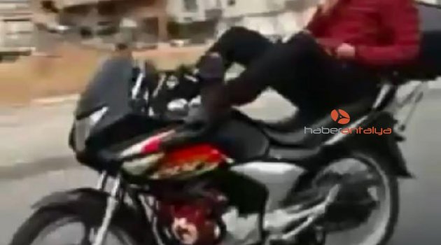 Ayaklarıyla motosiklet kullanan sürücü tehlike saçtı