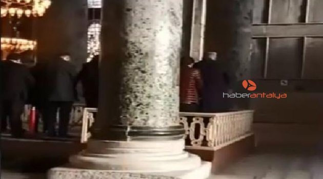 Ayasofya'da ezan okuyup namaz kıldılar