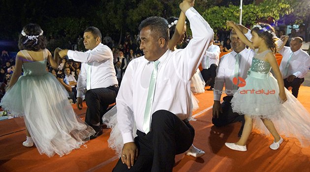 BABALAR VE KIZLARI DANS ETTİ