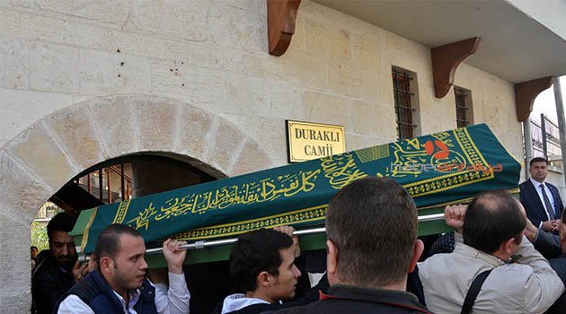 Babalarının öldürdüğü kız kardeşler ve intihar eden baba, toprağa verildi