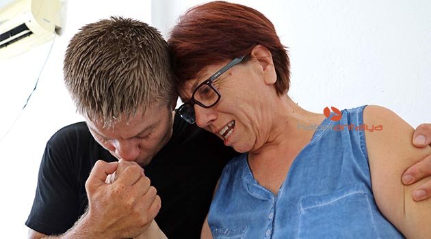 Babası için okulunu, annesi için de işini bıraktı