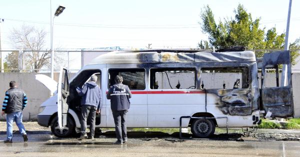 BABASINA KIZDI, MİNİBÜSÜ YAKTI