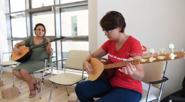 Bağlama kursuna kadınlardan yoğun ilgi