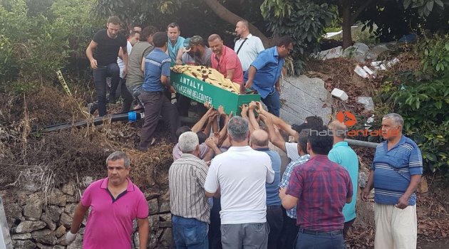 Bahçe sularken öldü