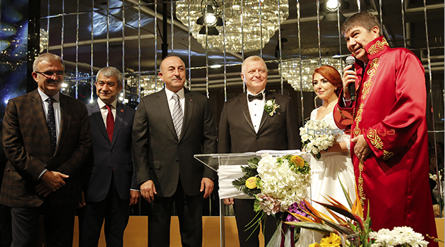Bakan Çavuşoğlu, Antalya'da nikah törenine katıldı