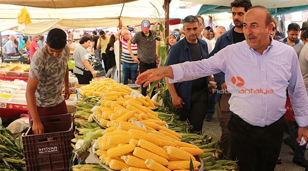Bakan Çavuşoğlu esnafı ziyaret etti