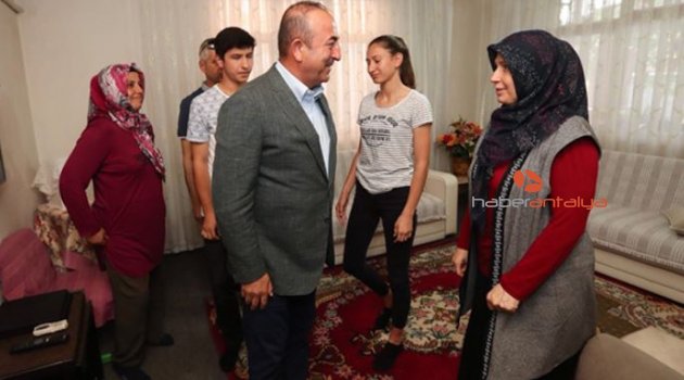 Bakan Çavuşoğlu, milletvekili adayları ile iftarda buluştu