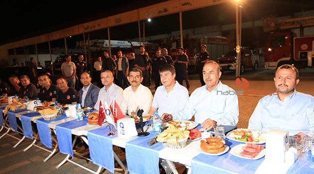 Bakan Çavuşoğlu ve Başkan Türel itfaiyede sahur yaptı