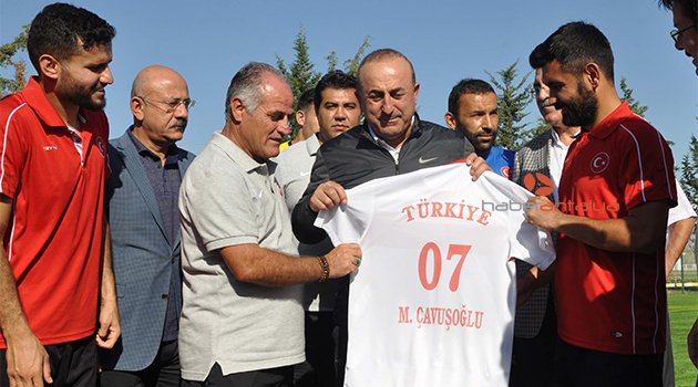 Bakan Çavuşoğlu'ndan, milli takıma moral ziyareti