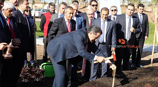 BAKAN FARUK ÇELİK, EXPO 2016 ALANINA AĞAÇ DİKTİ