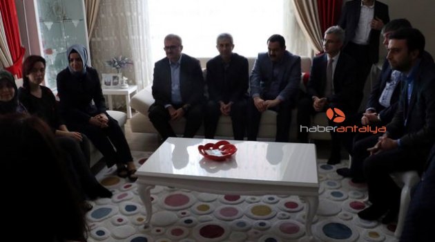 Bakan Kaya, şehit evini ziyaret etti