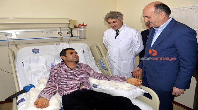 BAKAN MÜEZZİNOĞLU, ÇİFT KOL NAKİLLİ SAĞIR'I ZİYARET ETTİ