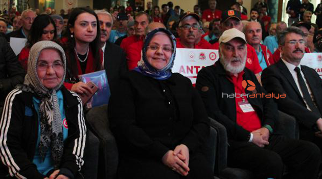 Bakan Selçuk: 26 bin yaşlıyı huzurevlerinde misafir ediyoruz