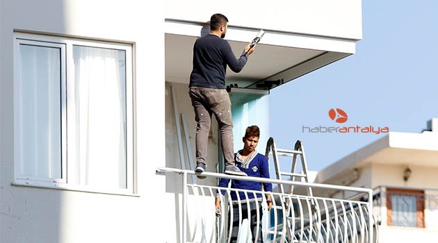 Balkon demirinde ölüme meydan okuyan çalışma